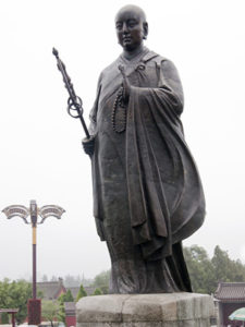 Xuanzang - 位於西安大雁塔前的玄奘雕像。(公有領域)in Xian, China
